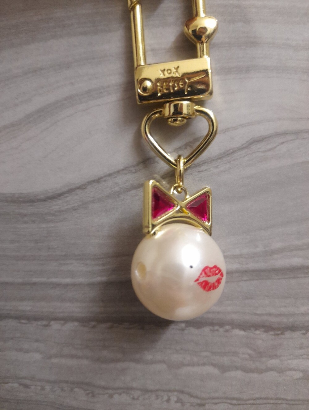 BETSEY JOHNSON Gold Tone Pearl Kiss Charm Keychain with Pink Enamel Bow Charm